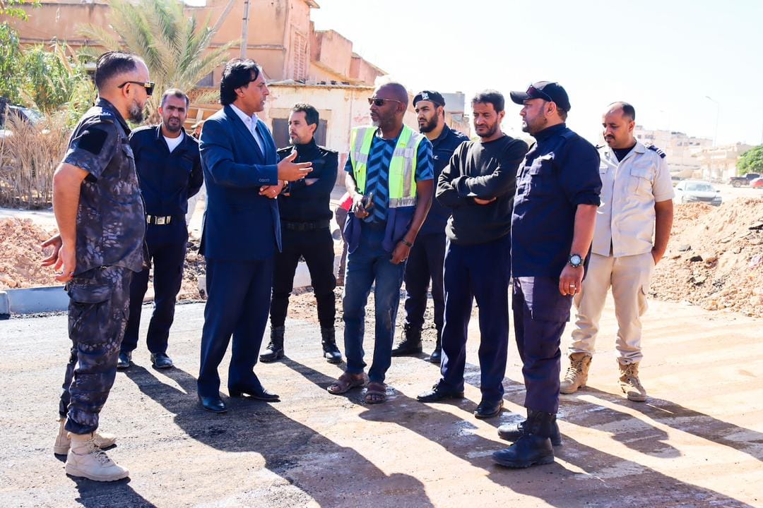 عميد بلدية الأبيار يتفقد مشروع رصف الطرق المتضررة بسبب اعصار 