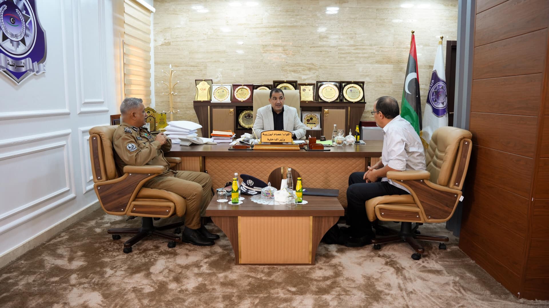 وَزير الدَّاخلية يؤكد التزامه بتذليل الصعُوبات للمُتقدمين لمعهد الضُباط