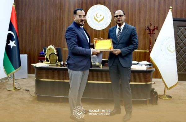 مدير إدارة الخدمات الصحية سرت يقدم درع تكريم لوزير الصحة