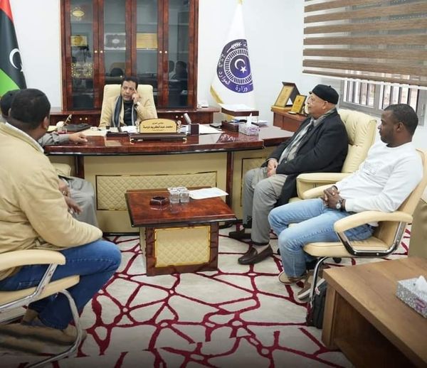 وزير الموارد المائية يلتقي مع عميد بلدية زويلة والأعيان والحكماء