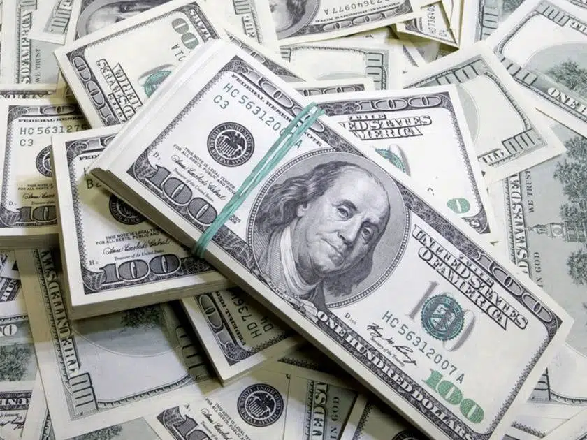 الدولار يبدأ في التراجع وسط توقعات خفض الفائدة بالولايات المتحدة