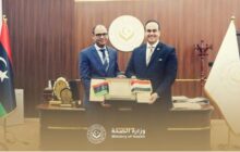 رئيس هيئة الرعاية الصحية بجمهورية مصر يقدم درع شكر وتقدير إلى وزير الصحة