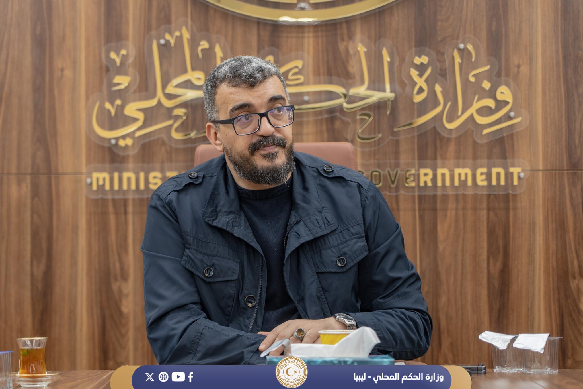 وزير الحكم المحلي بحكومة الوحدة الوطنية يبحث مطالب محتجين قاموا بإغلاق حقل الشرارة النفطي