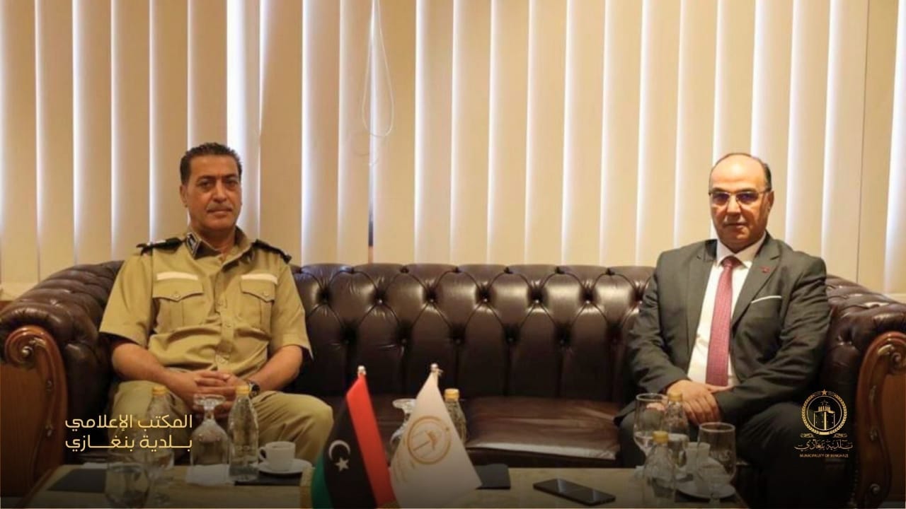 بلدية بنغازي تلزم سائقي المركبات المُتسببين في أضرار للطرق العامة بدفع قيمة ما أتلفوه
