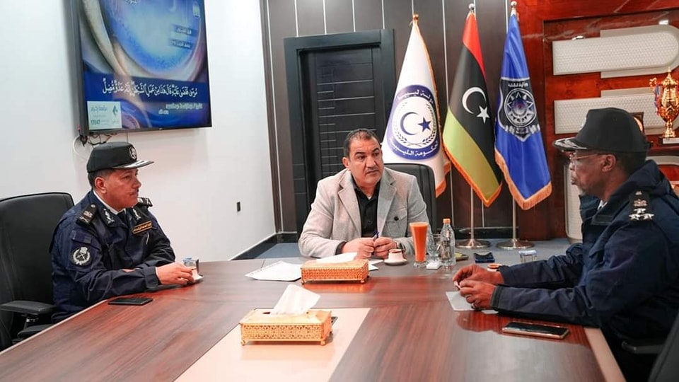 وزير الداخلية يبحث تعزيز الأمن في مطار غات والحدود الجنوبية