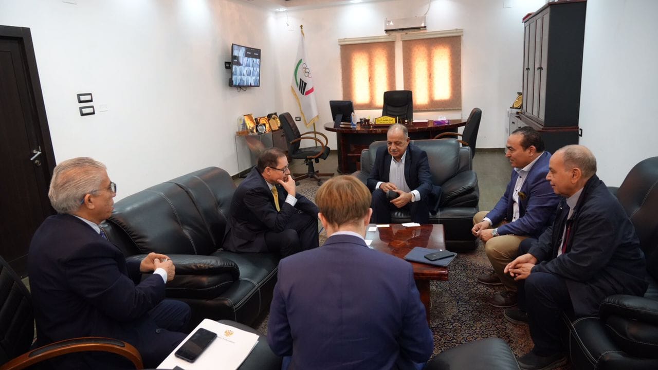 السفير الروسي لدي ليبيا يزور مقر اللجنة الأولمبية الليبية بطرابلس