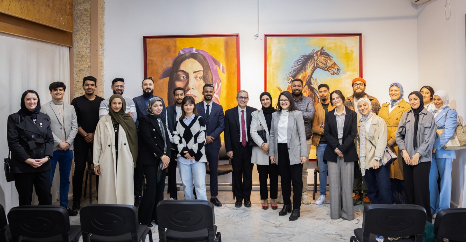 القائم بأعمال السفارة الأمريكية يلتقي بخريجي برنامج التبادل الأمريكي ببنغازي