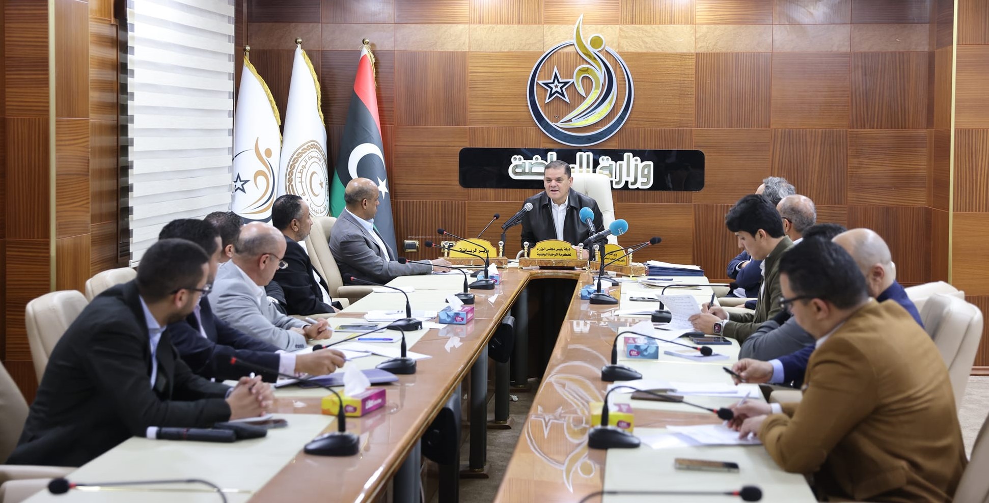 رئيس حكومة الوحدة الوطنية يتابع سير العمل في وزارة الرياضة