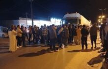 محتجين من مدينة جالو يغلقون الطريق العام بسبب نقص امدادات الوقود عن المدينة