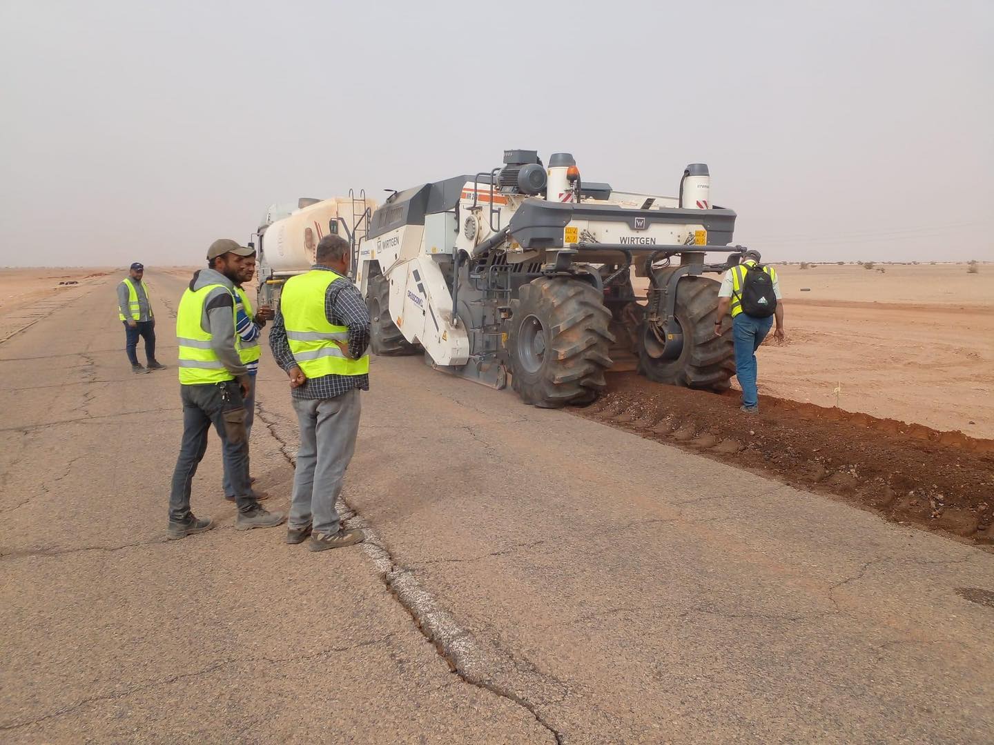تواصل استكمال مشروع صيانة طريق (أوباري - غات)