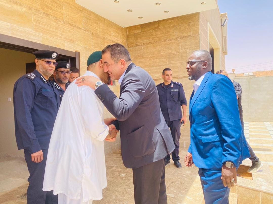 أبوزريبة يزور مدير أمن الكفرة للاطمئنان على صحته بعد إصابته في حادث سير