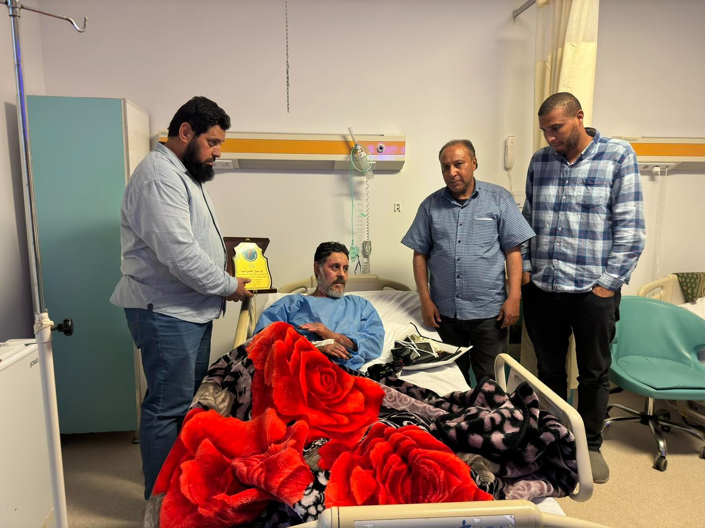 وفد من شركة الكهرباء يزور عددا من العاملين المصابين