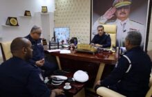 مدير أمن بنغازي يبحث سير عمل قسم المرور وآليات تسجيل المركبات الآلية