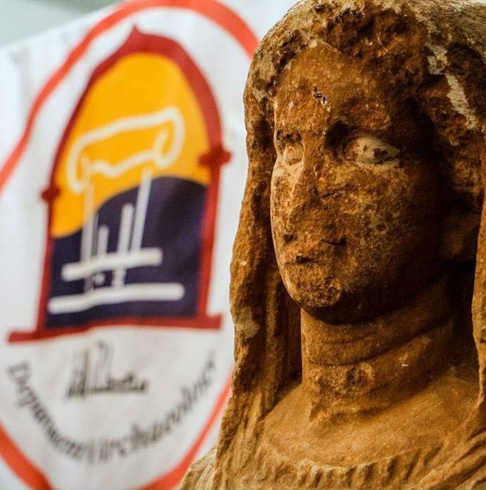 كتيب ثنائي اللغة يسلط الضوء على تاريخ مقبرة 