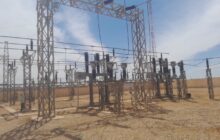 تثبيت أسلاك بأبراج مشروع خط نقل الطاقة الرويس أبو عرقوب