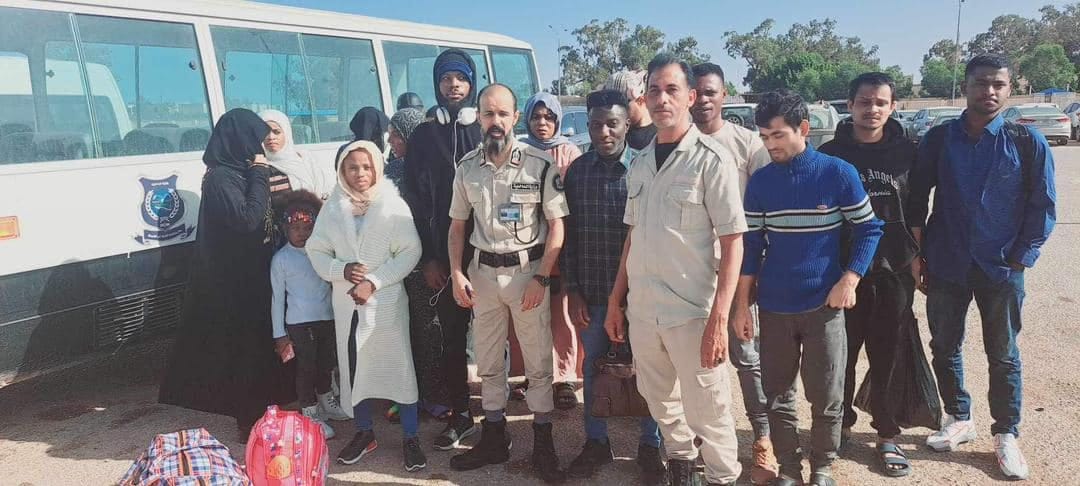 ترحيل 16 مهاجراً من بنغازي بينهم مصابون بأمراض مُعدية