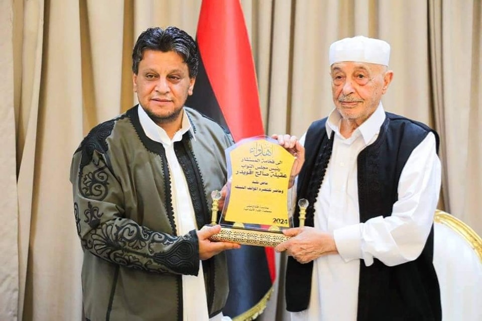وزير العدل يقدم درع العطاء لرئيس مجلس النواب