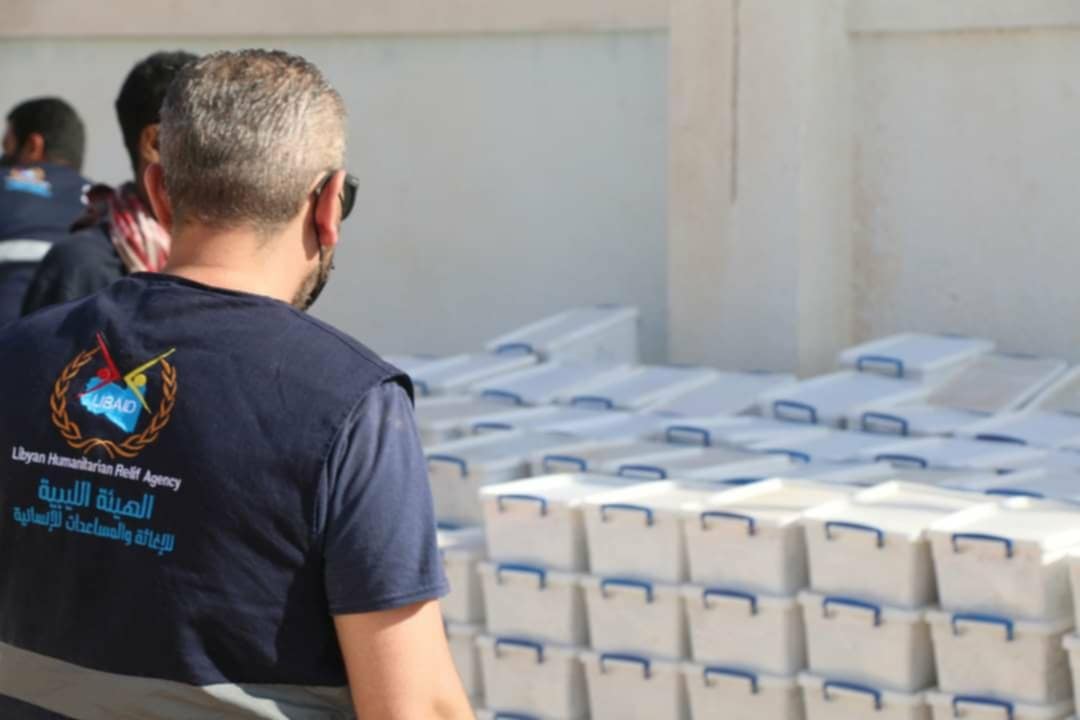 الهيئة الليبية للإغاثة توزع مساعدات على المهاجرين في مركز قنفودة ببنغازي