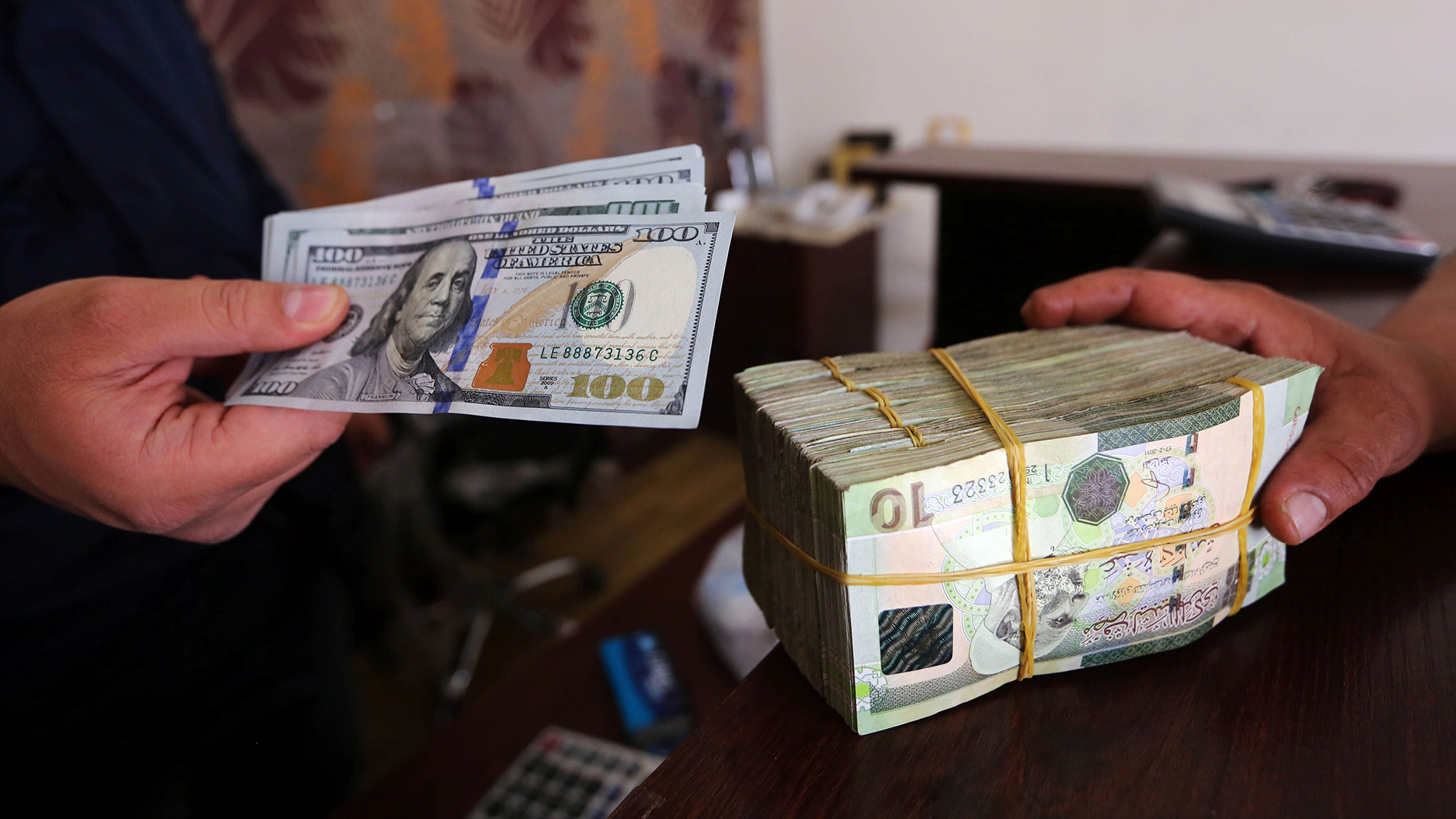 تحسن ملحوظ للدينار أمام الدولار في السوق الموازية
