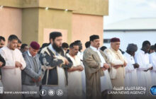 رئيس جهاز مكافحة الهجرة غير الشرعية يؤدي صلاة العيد بمركز إيواء قنفودة