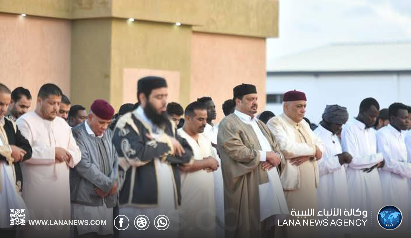 رئيس جهاز مكافحة الهجرة غير الشرعية يؤدي صلاة العيد بمركز إيواء قنفودة
