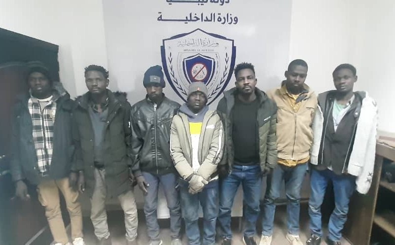 ضبط مهاجرين غير شرعيين بمنطقة مرتوبة وذخيرة ومصنع للخمور بمدينة هون