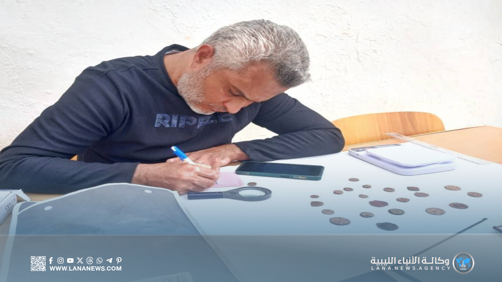 باحث يسلّم عملات أثرية لمراقبة آثار بنغازي
