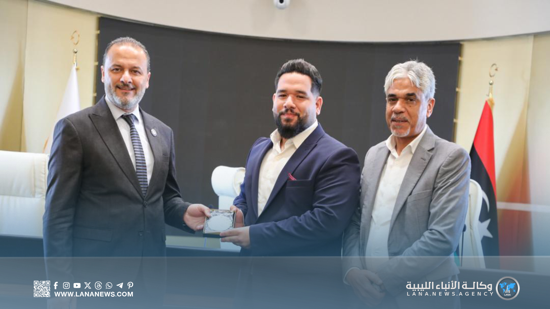 رئيس جامعة بنغازي يُكرّم الطلبة الفائزين بجائزة أفضل بحث تخرج