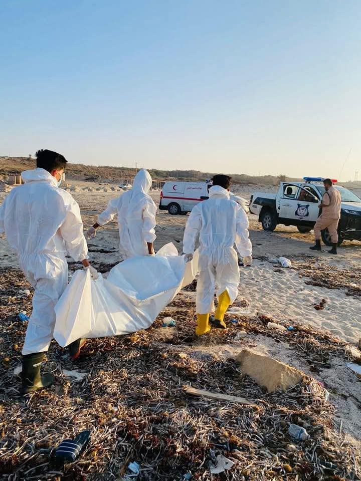 الهلال الأحمر بصبراتة ينتشل جثة من بحر تليل الجرف