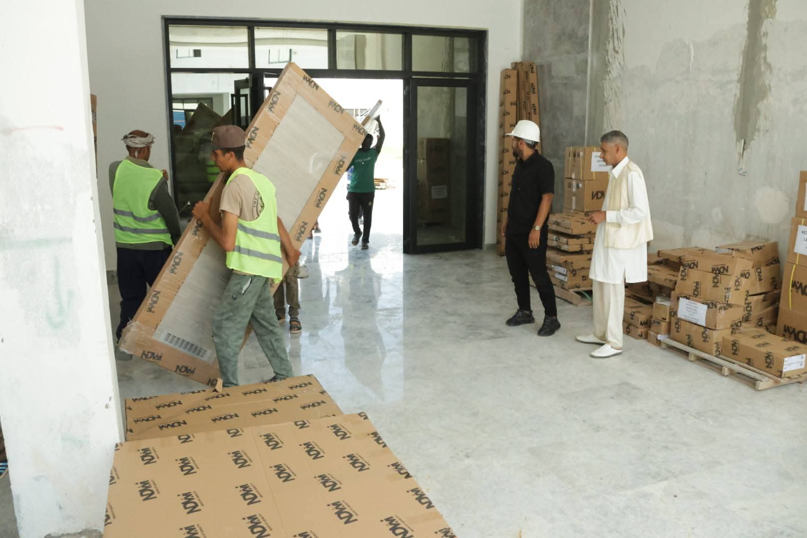 جامعة سرت تستقبل شحنة تجهيزات دراسية من صندوق الإعمار