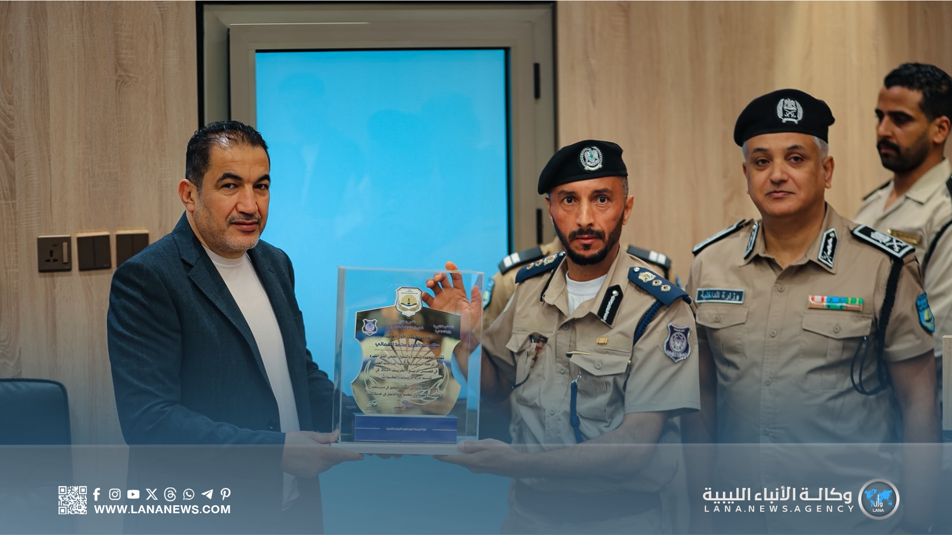 وزير الداخلية يُكرّم نُخبة من طلبة كلية الدراسات العليا