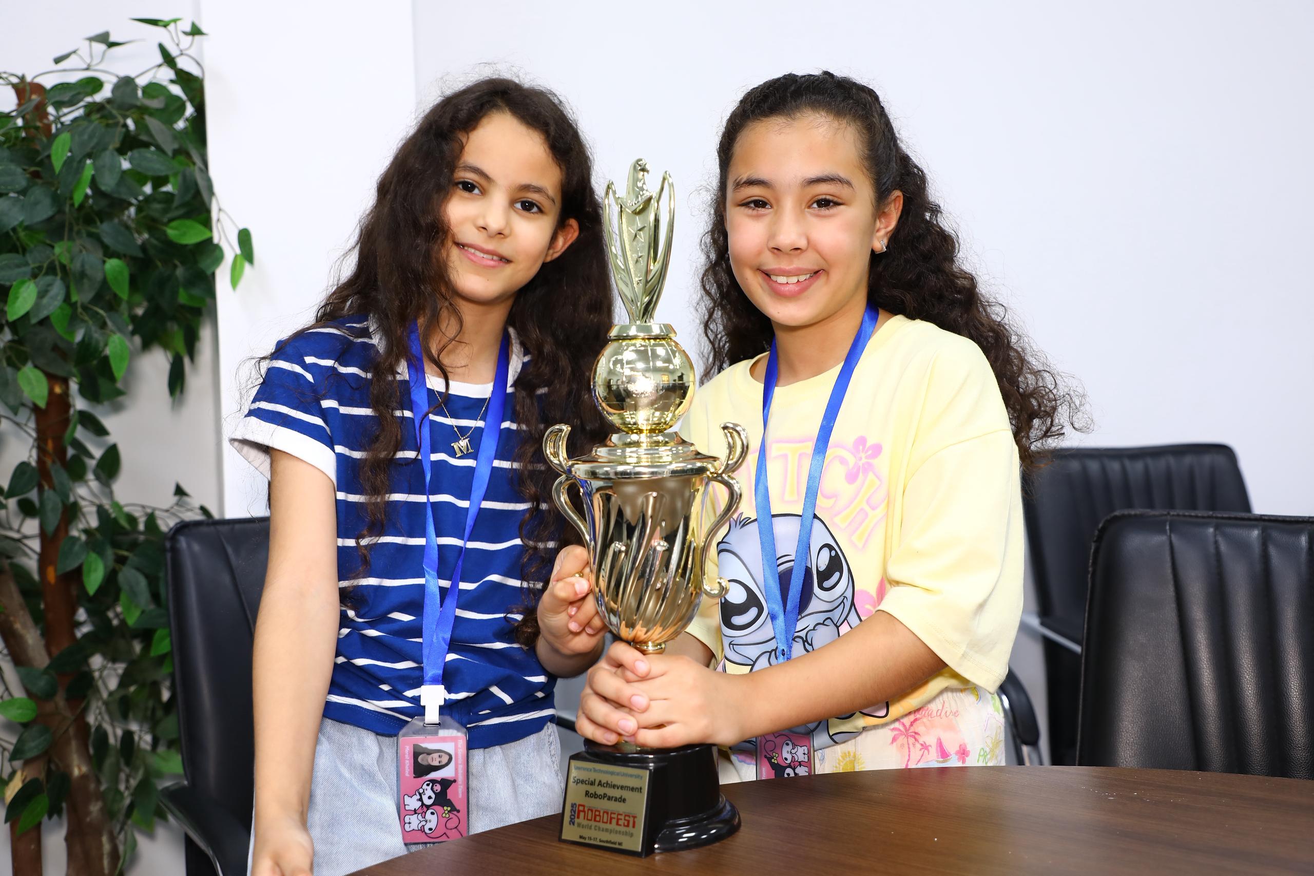 طفلتان ليبيتان تحصدان الجائزة الذهبية في الذكاء الاصطناعي عالميًا