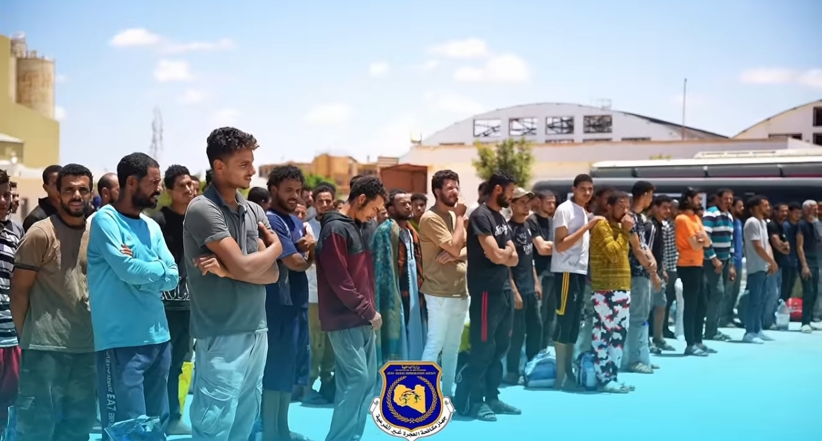 ترحيل 194 مهاجرًا مصريًا مخالفًا من بنغازي