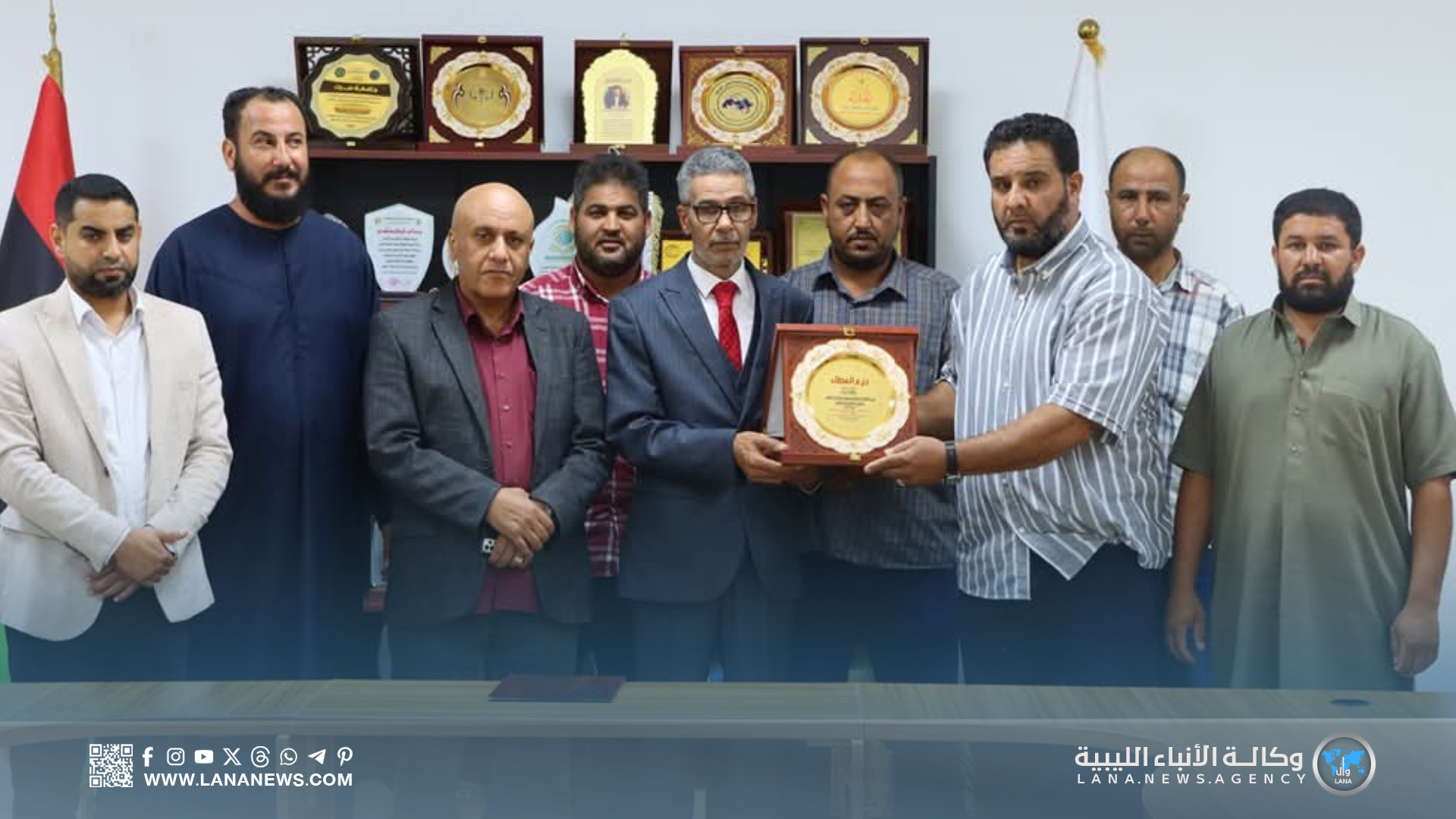 جامعة سرت تتلقى درع العطاء من مزارعي السواوة وأبوزاهية