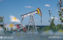 النفط يتراجع وسط مخاوف الإمدادات وزيادة مفاجئة في المخزونات الأمريكية