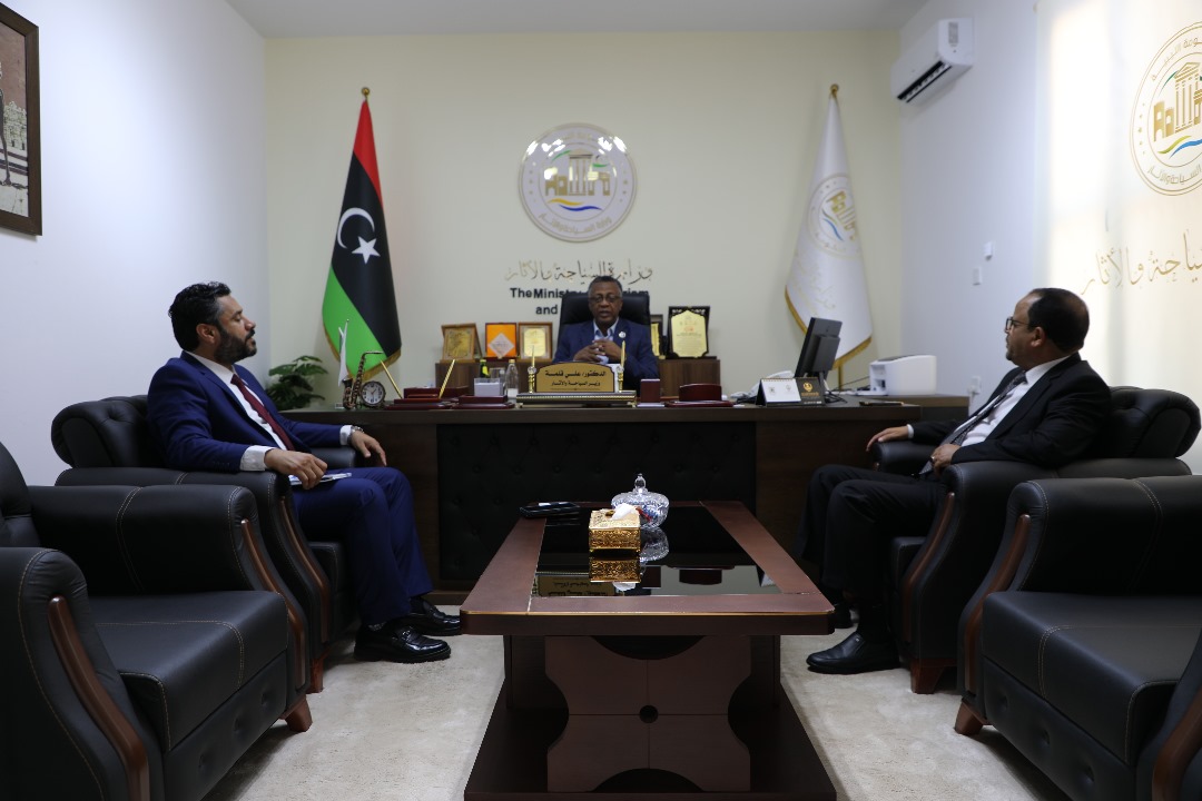 وزير السياحة والآثار يباشر مهامه المكلف بها في وزارة العمل والتأهيل