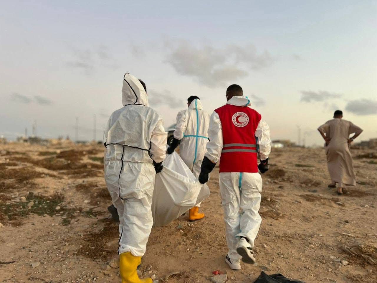 الهلال الأحمر ينتشل جثة مجهولة من شاطئ قرقارش