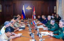 رئيس الأركان العامة للقوات المسلحة يبحث مع وزير الدفاع الروسي تعزيز التعاون العسكري