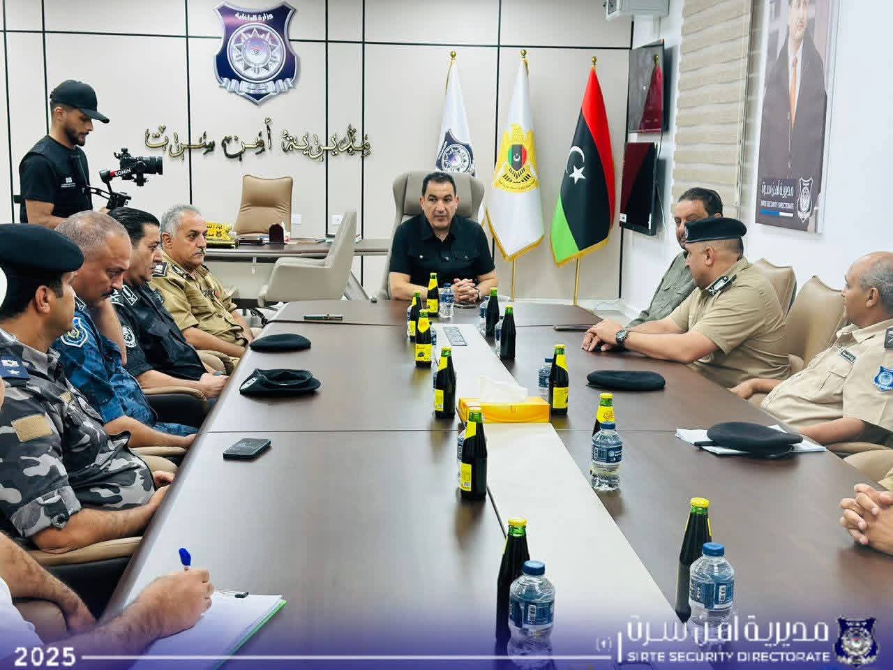 وزير الداخلية يؤكد أهمية توحيد الجهود لبسط الأمن وتحقيق الاستقرار