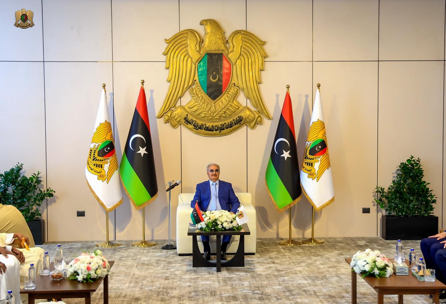 المشير خليفة حفتر يستقبل وفد مشايخ وأعيان فزان