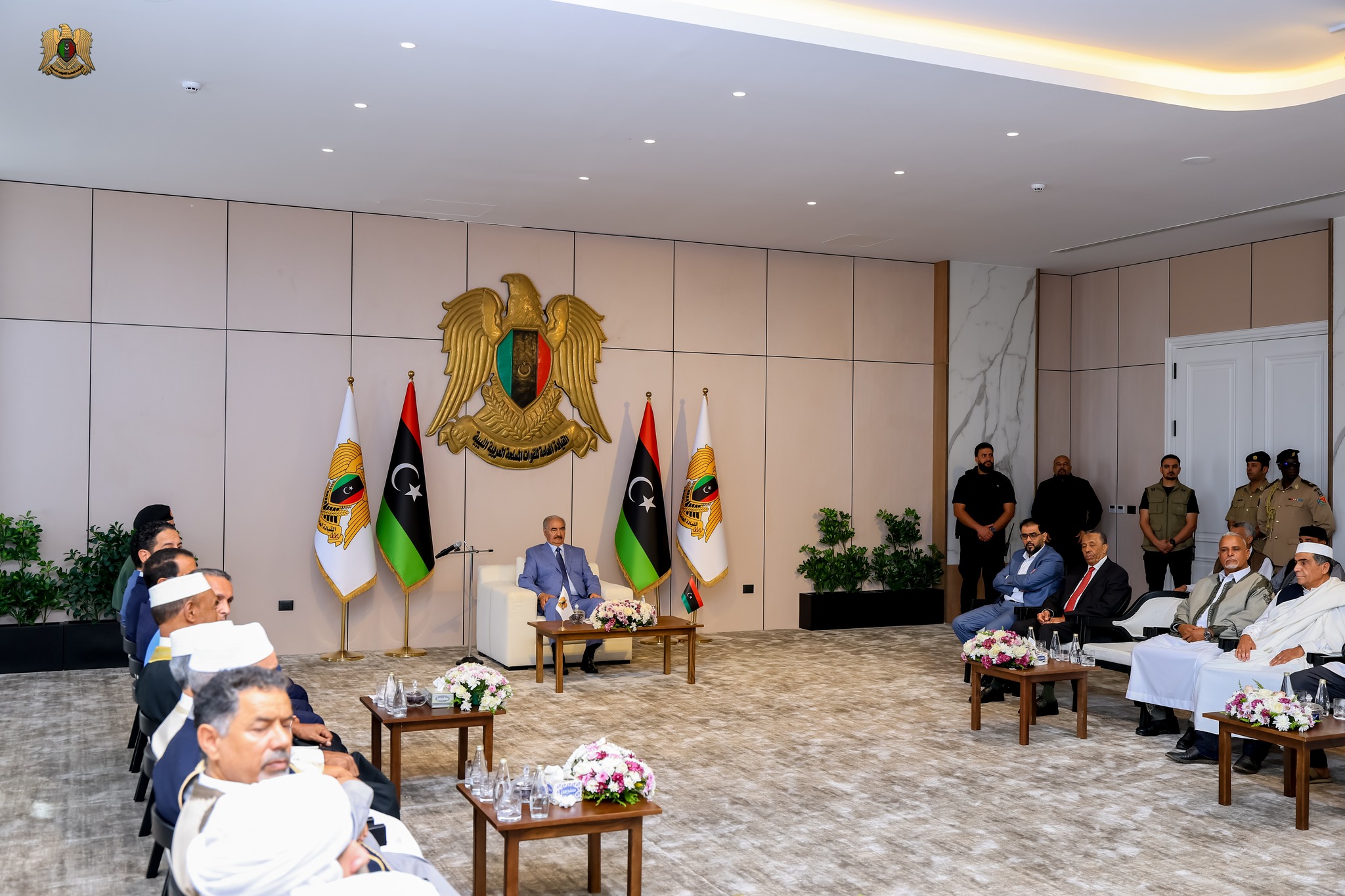 القائد العام يلتقي مشايخ وأعيان المنطقة الوسطى