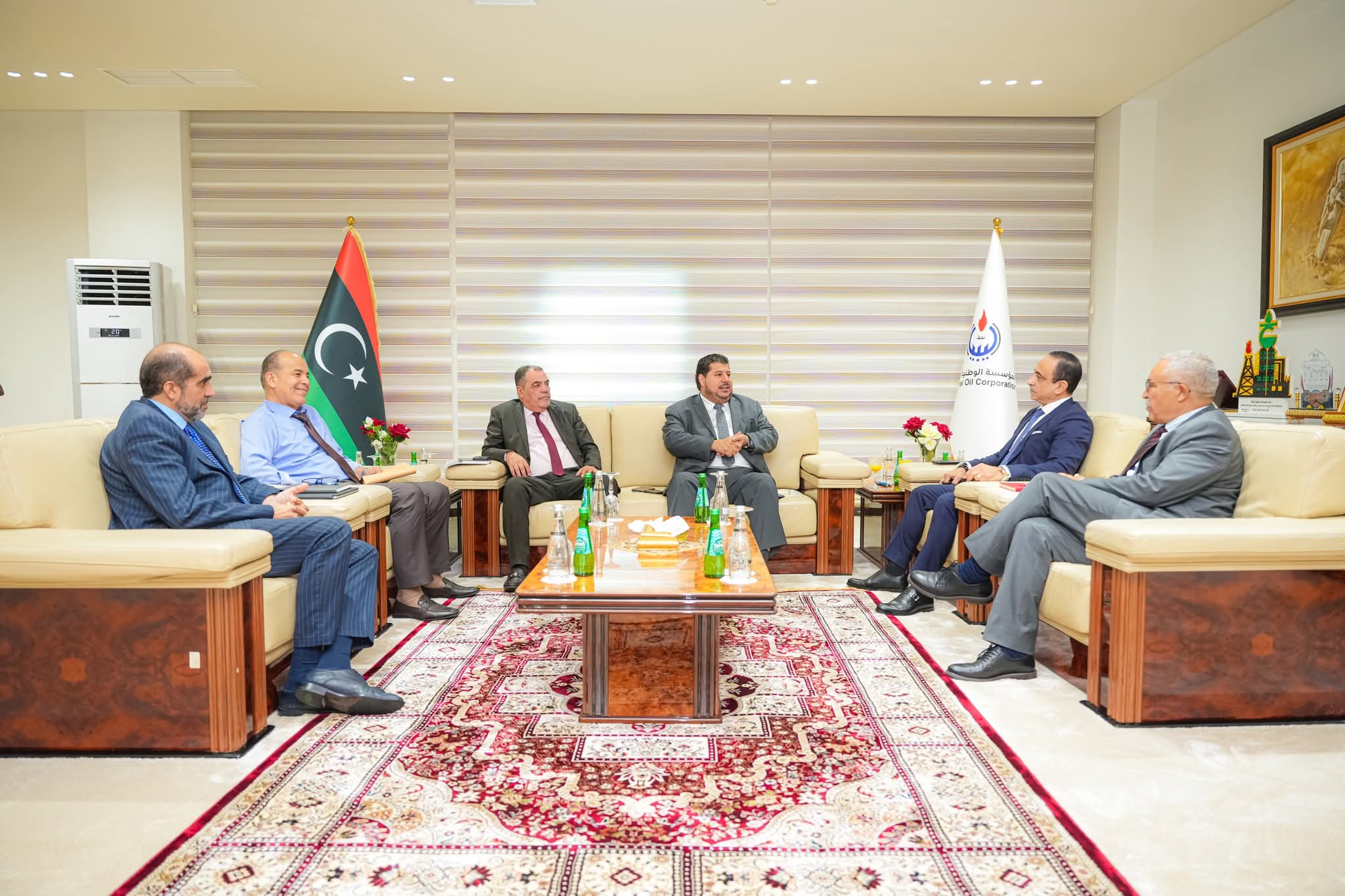 المؤسسة الوطنية للنفط تبحث التعاون التقني مع هاليبرتون