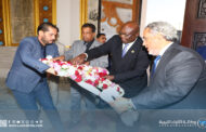رئيس وزراء إفريقيا الوسطى الأسبق يزور ضريح شيخ الشهداء عمر المختار
