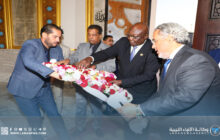 رئيس وزراء إفريقيا الوسطى الأسبق يزور ضريح شيخ الشهداء عمر المختار