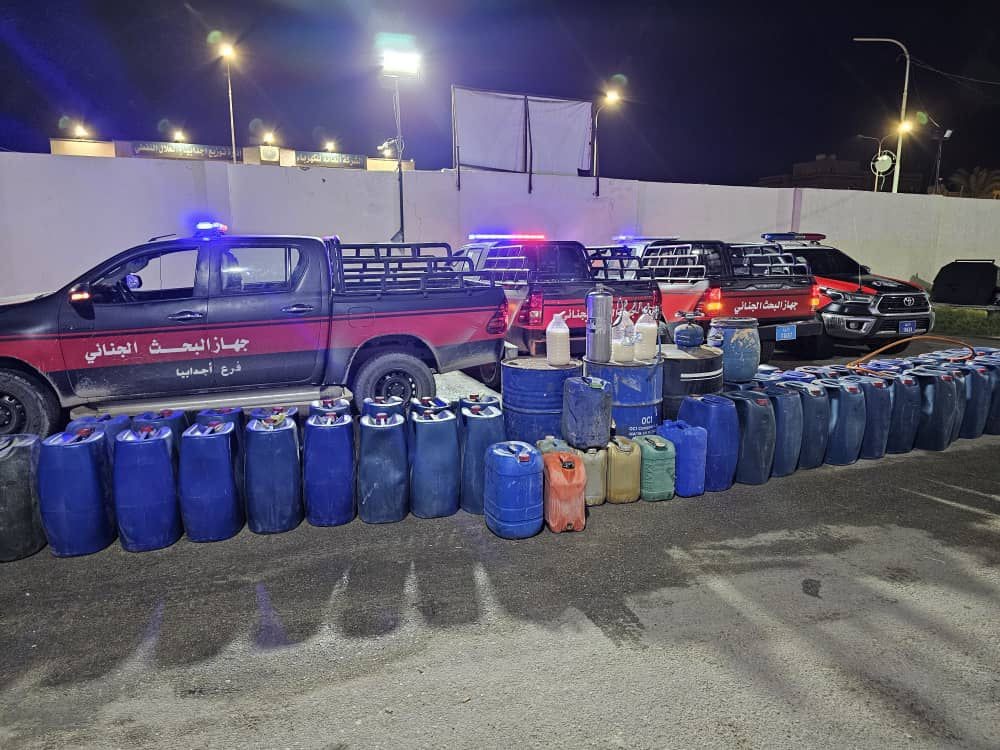 جهاز البحث الجنائي بأجدابيا يداهم موقعاً لتخزين الخمور والوقود المهرب