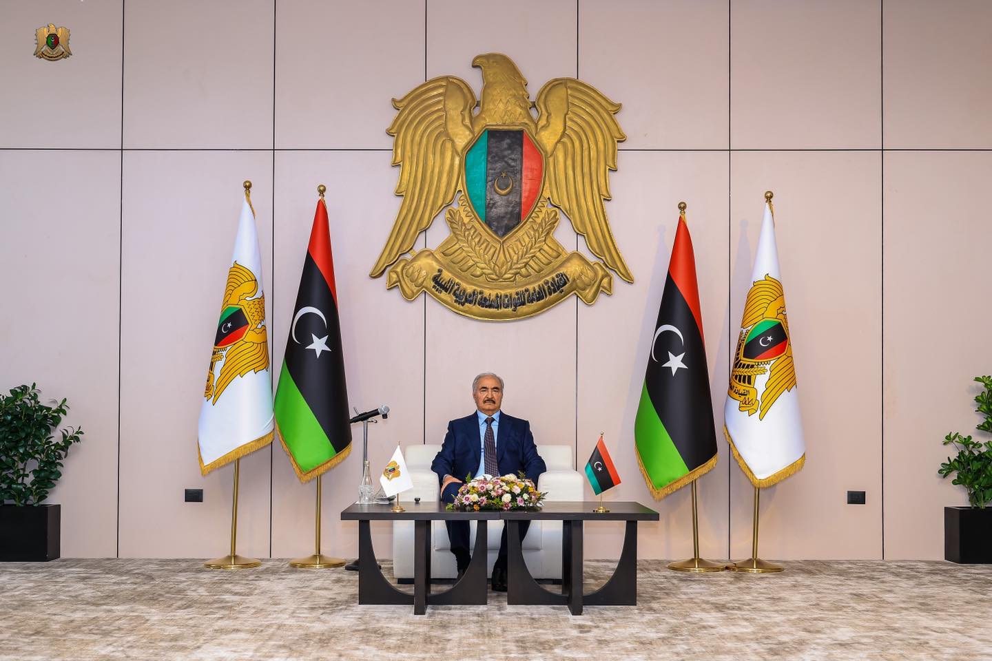 القائد العام للقوات المسلحة يستقبل مشايخ وأعيان الساحل الغربي