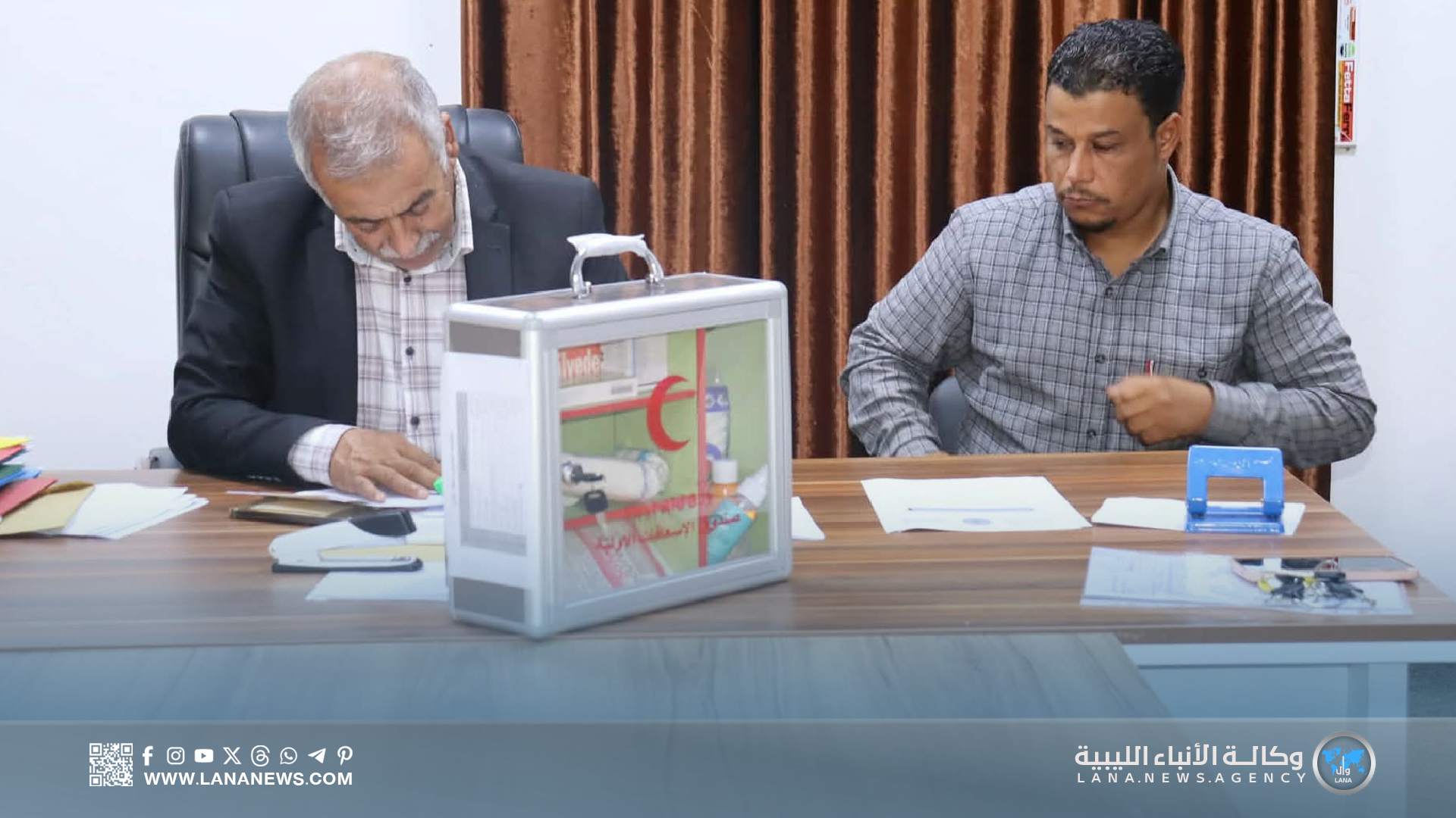 مستشفى هراوة يوزع مستلزمات طبية على مدارس البلدية