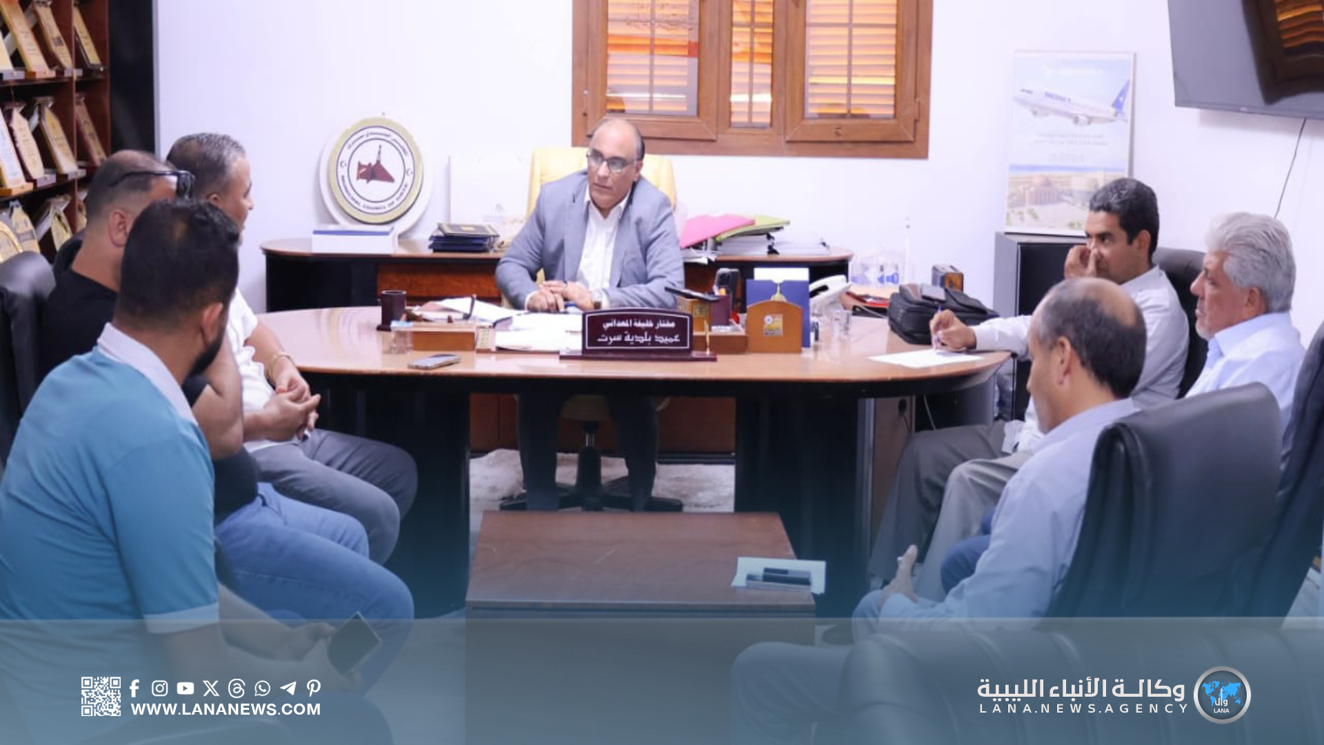 عميد بلدية سرت يُتابع ملف النظافة ويعتمد صيانة آليات الشركة