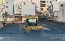 تواصل أعمال تعبيد الطرق بدرنة ضِمن مشروعات صندوق التنمية