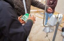 البرنامج الإنمائي يسلم مركز الأرصاد الجوية معدات حديثة